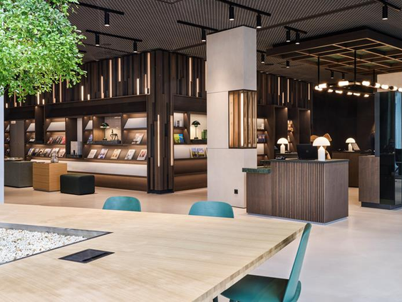 De ruime en stijlvolle lobby van het ATLANTIC Hotel Münster, met een moderne receptie en comfortabele zithoeken voor families.