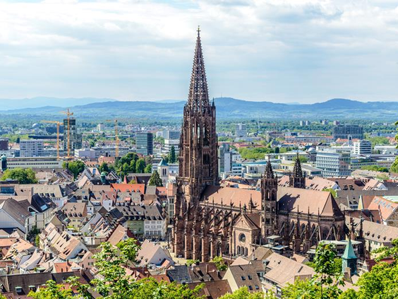 Panorama-uitzicht over de stad Münster in Noordrijn Westfalen Duitsland met hoge kerktoren en groene omgeving