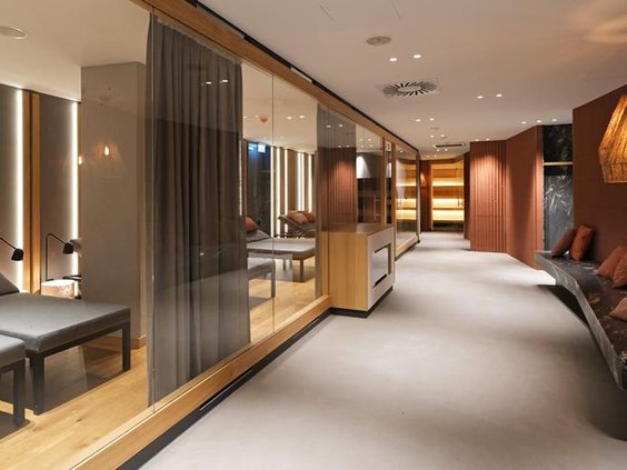 De luxe en serene gang van de spa- en wellnessafdeling in het ATLANTIC Hotel Münster, een oase van rust.