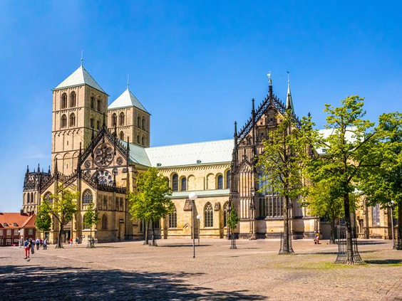 De indrukwekkende Sint-Paulus-Dom in het centrum van Münster, een belangrijke historische bezienswaardigheid vlak bij het hotel.