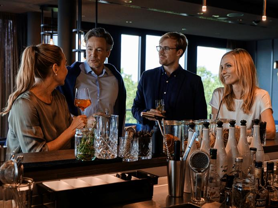 De sfeervolle hotelbar van het ATLANTIC Hotel Münster waar ouders kunnen ontspannen met een drankje.