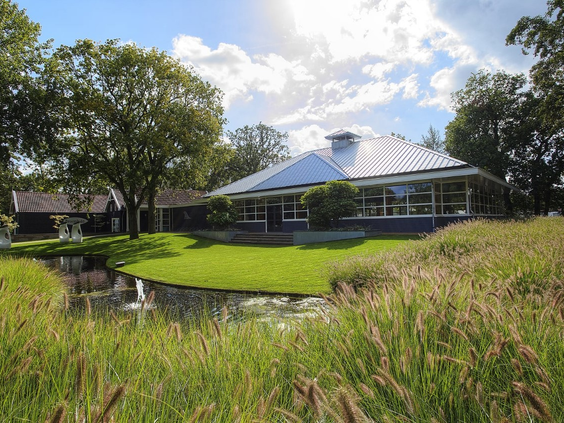 Het moderne restaurant van Vakantiepark Bad Hoophuizen, prachtig gelegen aan een vijver in het groene landschap van de Veluwe.