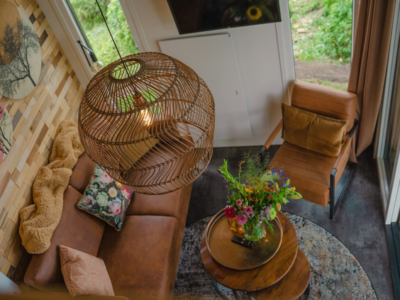 Gezellige zithoek met leren bank en fauteuils in een vakantiehuis op Bad Nederrijn, sfeervol ingericht voor een gezinsvakantie.