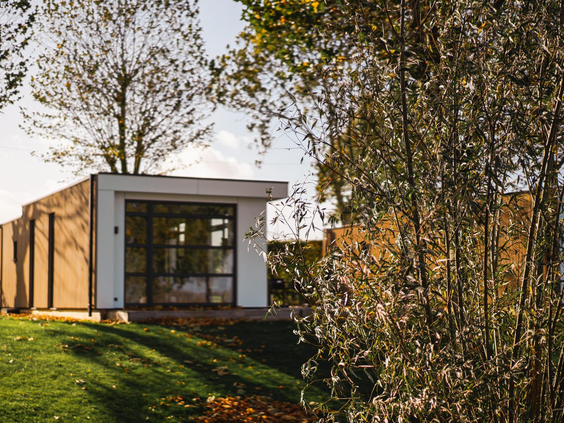 Modern en vrijstaand tiny house of vakantiechalet, prachtig gelegen in het groene landschap van Vakantiepark Bad Nederrijn.