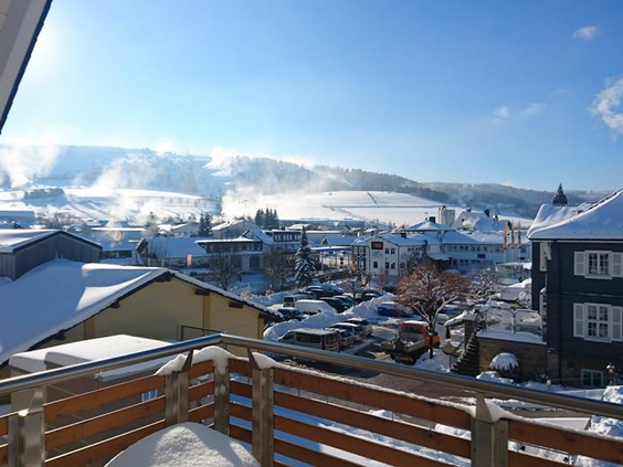Het weidse winterse uitzicht vanaf een balkon van het Best Western hotel over het besneeuwde dorp Willingen en de omliggende bergen.