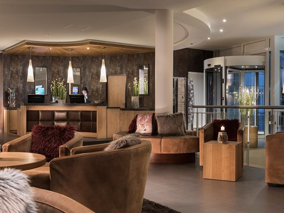 De moderne en comfortabele lounge in de lobby van het Best Western hotel in Willingen, met stijlvolle zithoeken om te ontspannen.