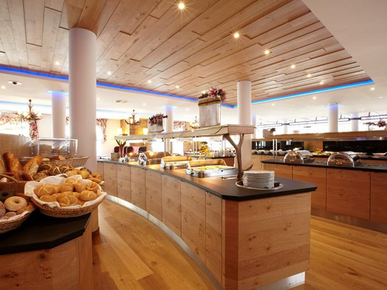 Het uitgebreide ontbijtbuffet in het restaurant van Best Western Willingen, met een ruime keuze aan verse broodjes, beleg en ontbijtgranen.