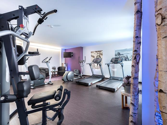 De moderne fitnessruimte van het Best Western hotel, uitgerust met diverse sporttoestellen voor een complete workout.
