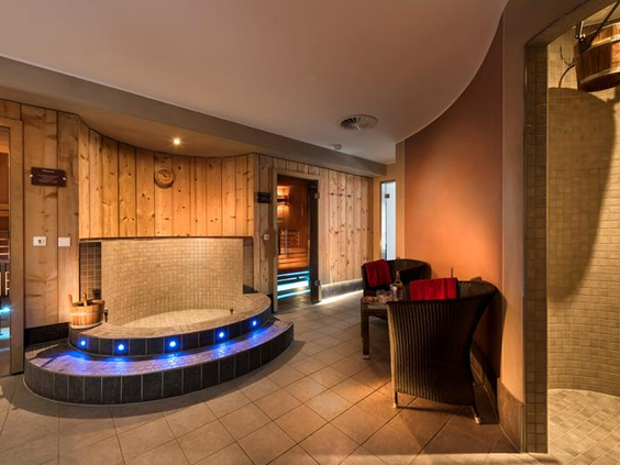 De rustgevende wellness- en saunaruimte in het Best Western hotel, met een moderne, warme inrichting om te ontspannen.