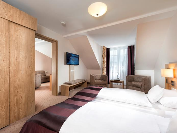 Een ruime familiesuite in het Best Western hotel Willingen, met een slaapkamer en een apart woongedeelte voor extra comfort.