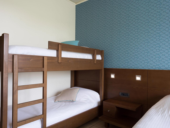 Een close-up van een stevig houten stapelbed in een familiekamer van het Blue Lagoon Resort, ideaal voor gezinnen met kinderen.