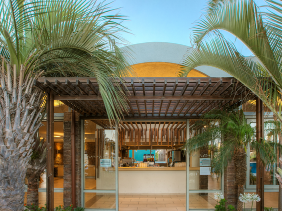 Hoofdingang palmen Blue Lagoon Resort Kos tropische entree welkom vakantiegevoel