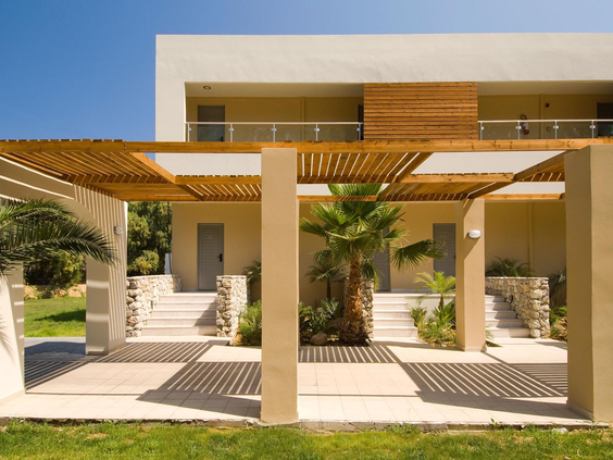 De stijlvolle, moderne gebouwen van Blue Lagoon Resort met ruime terrassen en houten pergola's voor een luxe uitstraling.