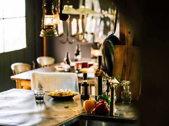 Sfeervolle en complete keuken in de glamping accommodatie van Hohenwarter Seehof, ideaal voor zelf koken met het gezin.