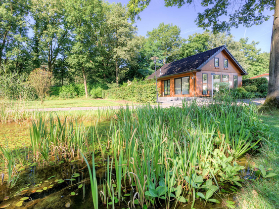 Luxe 8-persoons Bosvilla gelegen aan het water op TopParken Bospark Ede