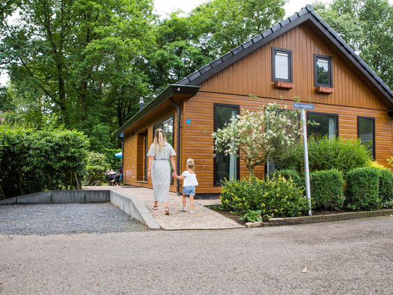 Vooraanzicht van een luxe 8-persoons Bosvilla op Bospark Ede, een vakantiepark midden in de natuur van de Veluwe.