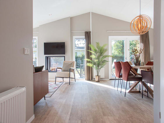 Lichte en ruime woonkamer van de 6-persoons Leijhoeve op Bospark Ede, ingericht voor een comfortabel verblijf.
