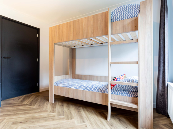 Slaapkamer met een stapelbed in de 14-persoons Wellness Villa op Bospark Ede, ideaal voor kinderen.