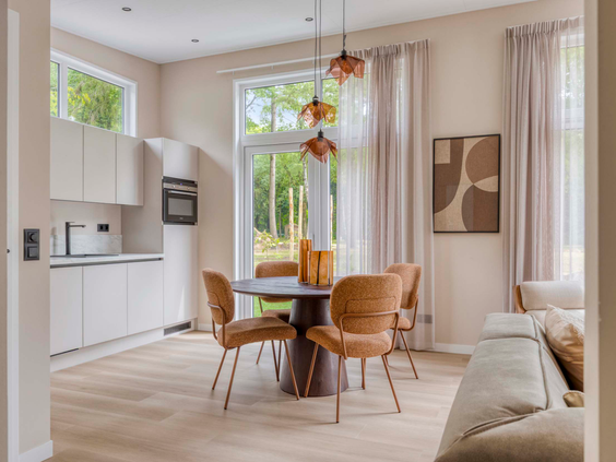Moderne keuken en eethoek in vakantiewoning Heidehof op Bospark Ede, compleet ingericht voor een gezinsvakantie.
