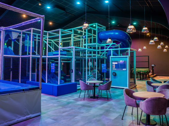 Kinderen die klimmen en klauteren in de overdekte indoor speeltuin Funzone op Bospark Ede.