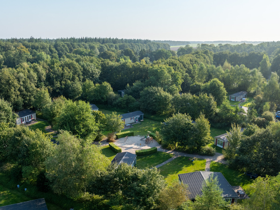 Luchtfoto van Bospark Lunsbergen, een kindvriendelijk vakantiepark midden in de bossen van Drenthe, met zicht op de vakantiehuisjes in de natuur.