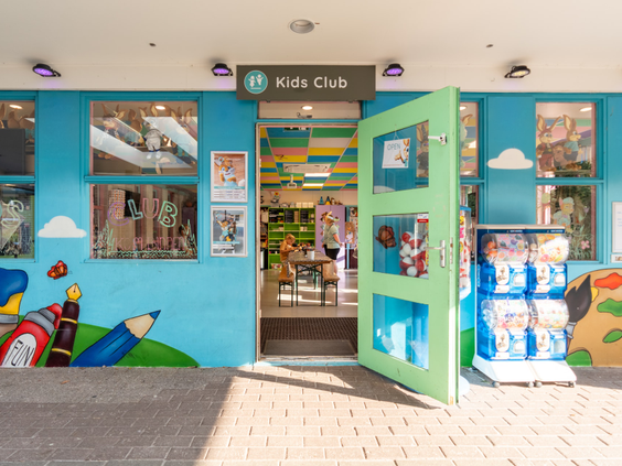 De vrolijk beschilderde ingang van de Kids Club bij Bospark Lunsbergen, waar het animatieteam leuke activiteiten organiseert voor kinderen.