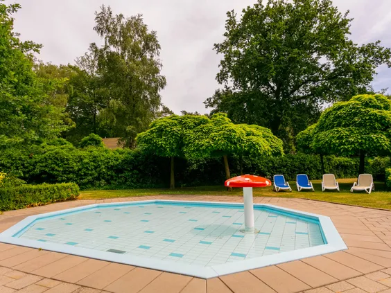 Het aparte, ondiepe peuterbad met een vrolijke paddenstoelfontein op Bospark Markelo, speciaal voor de allerkleinste gasten.