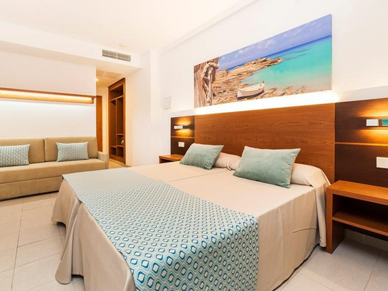 Moderne en lichte familiekamer in Bouganvilla Hotel & Appartementen, met een comfortabel tweepersoonsbed en een aparte slaapbank voor de kinderen.