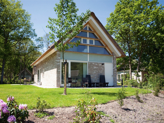 Een moderne, vrijstaande vakantieboerderij met rieten dak en een ruime tuin, gelegen op Buitenplaats De Marke van Ruinen in Drenthe.