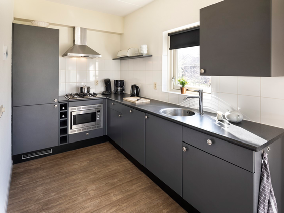 De moderne en volledig uitgeruste keuken in een vakantieboerderij op Buitenplaats De Marke van Ruinen, voorzien van alle gemakken.