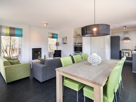 Het stijlvolle interieur van de woonkamer en eethoek in een vakantieboerderij op Buitenplaats De Marke van Ruinen.