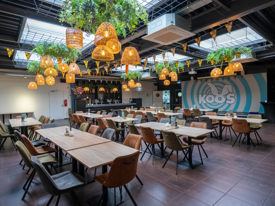 Sfeervol en ruim familierestaurant van Koos Konijn op bungalowpark De Katjeskelder.