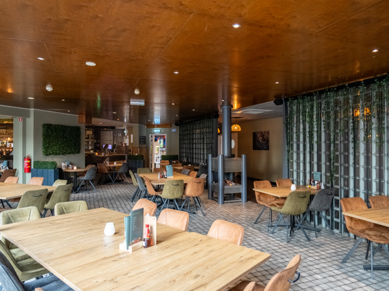 Interieur van het sfeervolle à la carte restaurant op vakantiepark De Katjeskelder.