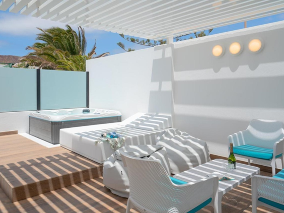 Luxe dakterras met zeezicht en ligbedden Relaxia Lanzasur Club Lanzarote premium bungalow