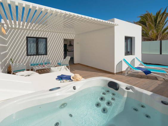 Bungalow met privé jacuzzi bubbelbad Relaxia Lanzasur Club Lanzarote wellness gezinsvakantie