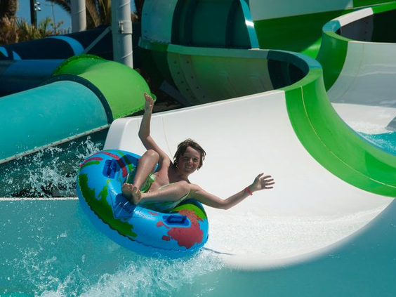 Kind op waterglijbaan aquapark Relaxia Lanzasur Club Lanzarote familievakantie waterplezier