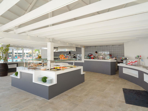 Het lichte en moderne buffetrestaurant van Relaxia Lanzasur Club, met uitgebreide buffet-eilanden vol met gevarieerde gerechten.