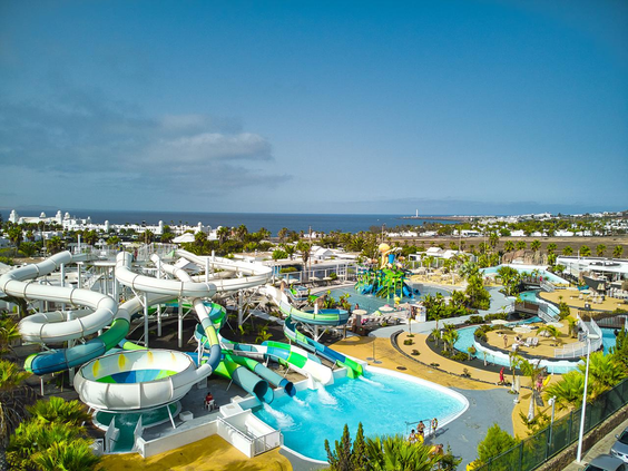 Overzicht van het Aqualava Waterpark bij Relaxia Lanzasur Club, met een groot aanbod aan spectaculaire waterglijbanen en zwembaden.
