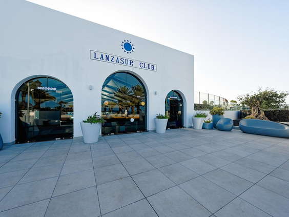 Hoofdingang Bungalows Relaxia Lanzasur Club resort Lanzarote typisch Canarische architectuur
