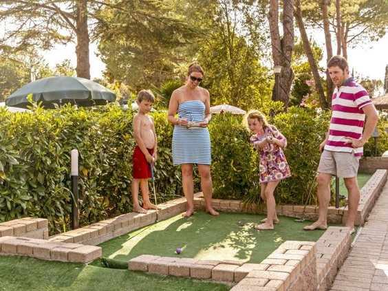 gezin-speelt-minigolf-op-camping-altomincio.jpg