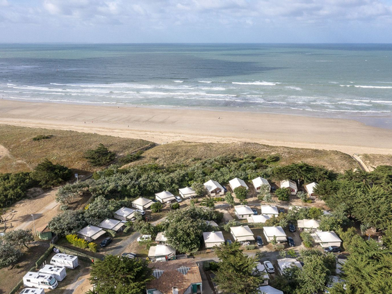 Camping van bovenaf, aan de zee