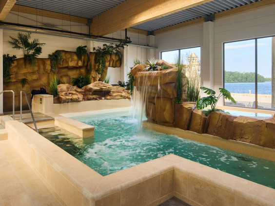 Het rustige wellness-gedeelte van het Junglebad met een waterval en uitzicht over het Victoriameer.