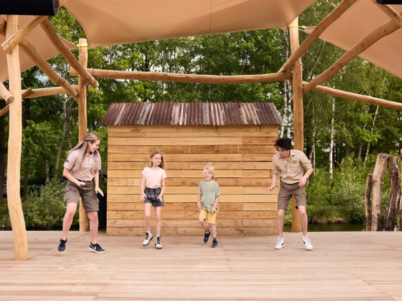 Kinderen doen mee aan een interactieve ranger-presentatie bij Vakantiepark Beekse Bergen