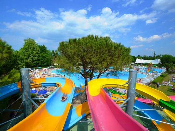 Kleurrijke waterglijbanen in het zwemparadijs van camping Bella Italia aan het Gardameer.