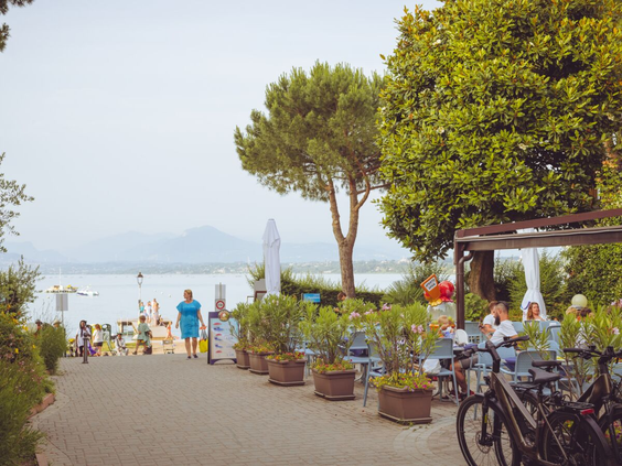 Gezellige boulevard met terrasjes langs het Gardameer op camping Bella Italia.