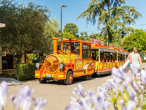 Het toeristentreintje van camping Bella Italia dat gasten naar het centrum van Peschiera del Garda brengt.
