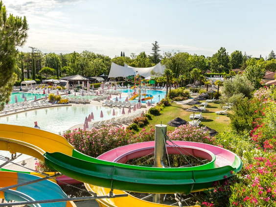 Het uitgestrekte zwemparadijs van Camping Bella Italia biedt voor elk wat wils: van spannende glijbanen tot heerlijke ligweides in de Italiaanse zon.