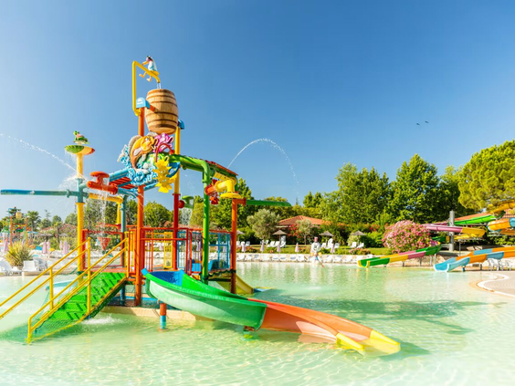 Waterspeeltuin voor peuters en kleuters met glijbaan en sproeiers op camping Bella Italia.