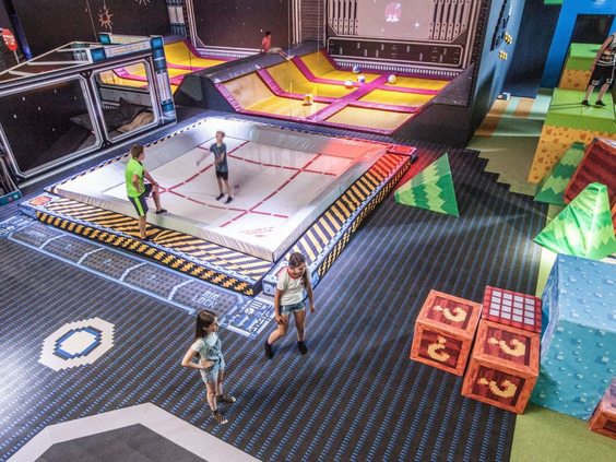 Kinderen springen en spelen in het grote indoor trampolinepark Mattel Play! Sevenum bij Camping de Schatberg.