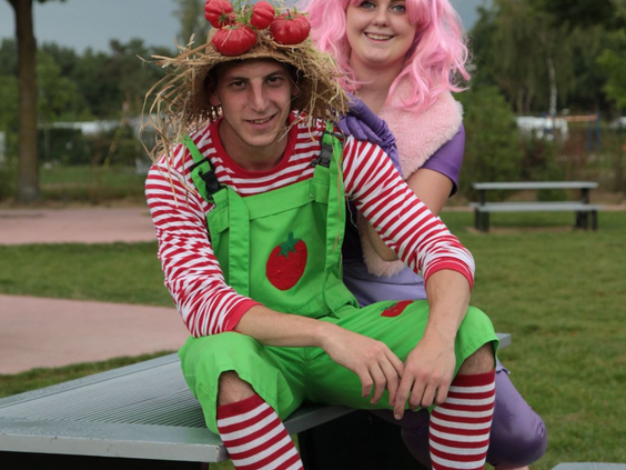 Twee vrolijk verklede entertainers van het animatieteam op Camping de Schatberg poseren voor de foto.